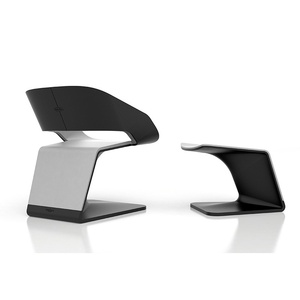 Colección de Sillas de Fibra de Vidrio con Respaldo de Diseño Artístico, Formas Únicas, Color Negro y Blanco, para Recepción - Product Image 3