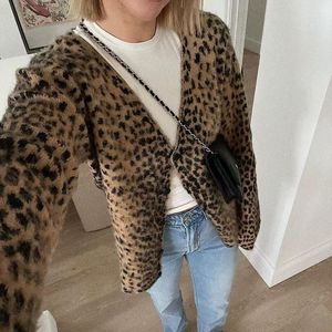 Cardigan en tricot doux pour femmes à col en V et imprimé léopard européen américain rétro nouveau pull décontracté d'hiver avec logo sur le devant - Product Image 2
