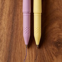 Stylo gel effaçable en plastique 0,7 mm, écriture fluide, logo personnalisable, adapté aux examens scolaires et à l'utilisation au bureau.