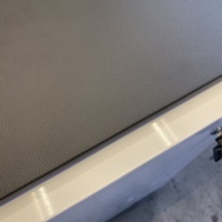 Vitrine en verre ondulé blanc avec éclairage LED et système de verrouillage pour bijoux et objets d'art, usage commercial dans les centres commerciaux