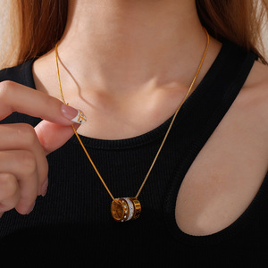 Collier Pendentif Tendance en Acier Inoxydable Plaqué Or 18K avec Chiffres Romains et Pavé de Diamants, Bijou de Soirée pour Femme - Product Image 4