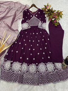 Georgette Anarkali พร้อมงานปัก Jari ทํางานปักด้ายละเอียดบนคางที่ดูอุดมไปด้วยความสง่างามที่สมบูรณ์แบบ - Product Image 6