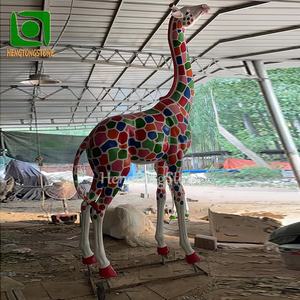 Popolare grande statua di giraffa in fibra di vetro per esterni colorata - Product Image 5
