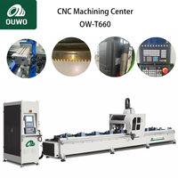 Centre d'usinage CNC 3 axes robuste OUWO avec magazine à outils pour le fraisage, le perçage et le chanfreinage des profilés de fenêtres et de portes en aluminium