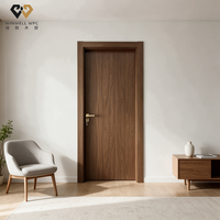 Porte intérieure décorative en WPC à motif bois classique pour maison de style traditionnel et travaux de rénovation résidentielle