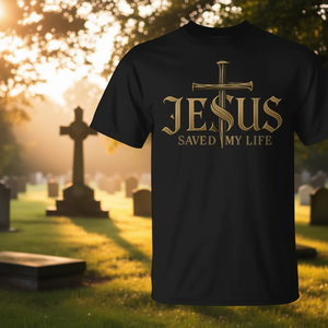 Camiseta con estampado de Jesús salvó mi vida para hombre, color negro y dorado - Product Image 3