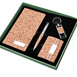 Set <span class=keywords><strong>de</strong></span> Cuaderno <span class=keywords><strong>de</strong></span> Corcho <span class=keywords><strong>de</strong></span> Cuatro Piezas, Set <span class=keywords><strong>de</strong></span> Cuaderno y Bolígrafo, Tarjetero, Llavero; Regalo Recomendado para Escuelas y Agencias Inmobiliarias - Product Image 1