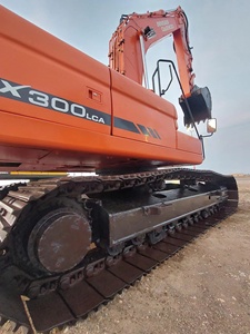 Excavadora Doosan DX300LCA de 30 Toneladas, Usada, con Cucharón Hidráulico para Operaciones en Obras de Construcción - Product Image 5
