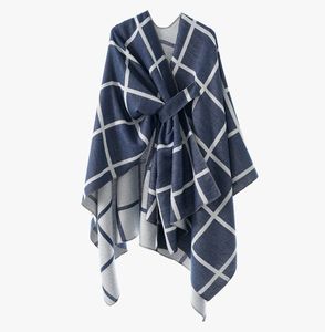 Elegante y versátil chal de doble cara con diseño cuadrado y capa con estampado de barras, perfecto para usar sobre un chal cálido. - Product Image 2