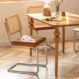 Silla de comedor moderna de piel sintética y metal con asiento acolchado y respaldo de bastón para el comedor del hogar, la oficina o los asientos de café - Product Image 4