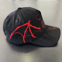 Casquette 5 panneaux en daim avec doublure en satin, broderie de strass et diamants, avec NFC
