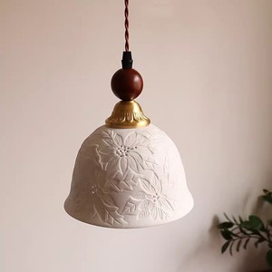 Lampe suspendue moderne en céramique sculptée à motif floral <span class=keywords><strong>avec</strong></span> accents en bois, idéale pour les coins repas de chalet, les chambres d'hôtes et les chambres à coucher. - Product Image 2