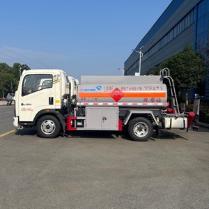 Petit camion-citerne HOWO 2000L avec distributeur pour le ravitaillement en carburant inflammable - Product Image 3