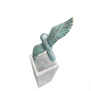 Escultura de águila voladora de metal con acabado verde pátina antiguo y base para decoración de jardín, estatua de pájaro antideslizante para exhibición en el suelo. - Product Image 1