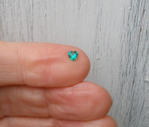 Esmeralda Colombiana en Forma de Corazón, Gema Natural de 4mm para Colección, Regalo, Joyería y Manualidades - Product Image 2