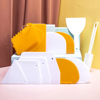Petits outils de pâtisserie : spatule à crème en plastique, spatule à gâteau trapézoïdale, spatule à nouilles de riz semi-circulaire transparente et souple, compatible lave-vaisselle