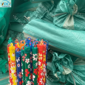 Balais en bois écologiques avec fleur en PVC colorée, durables et légers - Product Image 1