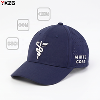 Casquette de baseball perforée au laser haute performance avec logo 3D en silicone, respirante, séchage rapide, style médical, blanche