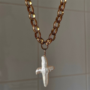 Collar de Moda para Mujer con Colgante de Cruz, Perlas Irregulares de Agua Dulce y Cuentas Doradas, en Acero Inoxidable - Product Image 5