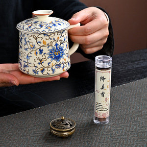 Tasse à thé en céramique à motif de lotus, en porcelaine, pour le bureau, cadeau avec logo personnalisé, fabriquée à Dehua, style cylindrique, style bohème, fraîche et mignonne - Product Image 3