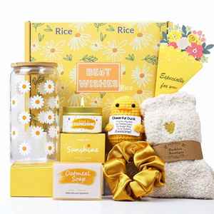 Nouveau Coffret Cadeau d'Anniversaire pour Femme : Bougie d'Aromathérapie en Cire de Soja, Savon, Bain de Verre et Articles Faits Main - Product Image 5