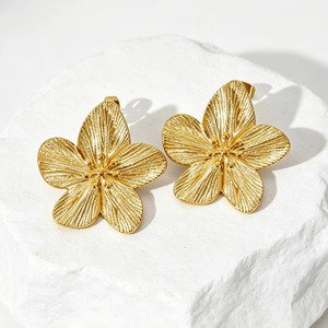Boucles d'oreilles clips en acier inoxydable couleur or 18 carats, hypoallergéniques, motif floral texturé, pour femmes - Product Image 5