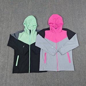 Set van 3 snel drogende kledingstukken, kleurrijke hoodie, T-shirt, comfortabel model voor hardlopen, zonnebeschermende windbreaker - Product Image 5