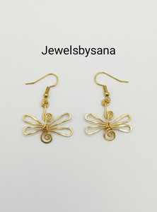 Pendientes de latón hechos a mano Golden Dragonfly Twist – Elegantes pendientes de diseño ligeros chapados en oro - Product Image 3
