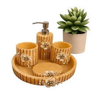 Ensemble de salle de bain élégant en résine, 5 pièces, distributeur de savon rond, porte-brosse à dents, plateau avec motif floral, facile à nettoyer - Product Image 1