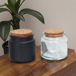 Pot à bougie en verre vert ambré clair écologique de 80ml 200ml avec couvercle en liège pour Noël, Pâques et la Saint-Valentin - Product Image 1