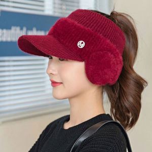 Gorro de invierno versátil con protección para las orejas, cálido, con la letra M, para mujer, gorro de felpa a la moda con cola de caballo expuesta - Product Image 1