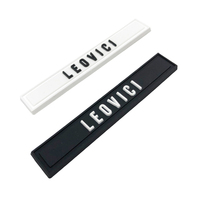 Etiquettes en PVC personnalisées Etiquettes avec logo en relief blanc Etiquettes en caoutchouc noir pour vêtement Etiquettes en silicone PVC pour vêtement