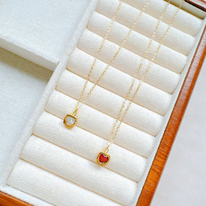 Collier en acier inoxydable style minimaliste polyvalent en trois dimensions nacre blanche 3d coeur en agate rouge pour femmes bijoux - Product Image 1