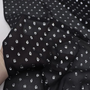 Tessuto in Seta <span class=keywords><strong>Lurex</strong></span> Metallico con Elegante Design a Pois Neri e Argento, Pronto per la Consegna a Prezzo Conveniente, per Abbigliamento Donna e Uomo, Vestiti e Accessori - Product Image 5