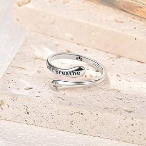 MOQ 500 Anello <span class=keywords><strong>Nuziale</strong></span> Regolabile in Argento Sterling 925 Placcato Rodio Classico con Scritta 'Just Breathe Faith Hope Love' Ispirazionale e Sentita - Product Image 2