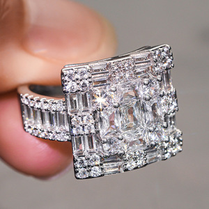 Anello Geometrico a Reticolo Quadrato per Donne, Stile Lussuoso e Brillante per Matrimoni, Accessorio Gioiello per Uso Quotidiano e Feste - Product Image 3