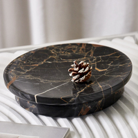 Elegant interieurdesign, gepolijste messing, marmeren bruine dienblad, schaal voor gedroogd fruit, voor thuisdecoratie