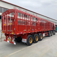 Semi-remorque de transport de bétail et de chevaux avec parois latérales fermées en acier