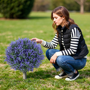 RUOPEI Boule de topiaire artificielle en gazon synthétique, lavande, résistante aux UV, éco-responsable, fausse <span class=keywords><strong>fleur</strong></span> violette pour <span class=keywords><strong>jardin</strong></span> extérieur et patio - Product Image 1