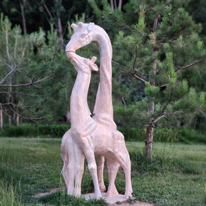 Escultura de Jirafa de Mármol Decorativa para Jardín Exterior, Tallada a Mano, Estilo Tongmei Moderno, Tamaño Personalizado - Product Image 2