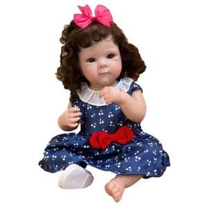 Muñeca Reborn OtardDolls de 40 cm, muñeca realista de vinilo suave con pelo rizado y vestido con lazo. - Product Image 5