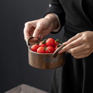 Tazón de cerámica con doble asa, hecho a mano, diseño moderno, para ensaladas, ideal para fiestas. - Product Image 1