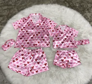 Распродажа, дизайнерские пижамы, розовые атласные пижамы из двух предметов с принтом Love, мама и я, комплекты для женщин на День святого Валентина