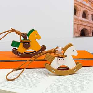 Llavero de caballo balancín de cuero hecho a mano, colgante creativo para bolso, llavero duradero para coche, regalo encantador para mujeres, niñas y niños - Product Image 3