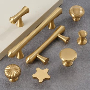Poignées et boutons en laiton doré brossé pour cuisine, poignée de porte de meuble, barres de traction architecturales symétriques à trou unique - Product Image 1