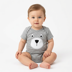 Lindo pelele con apliques de oso gris para bebés y niños pequeños, mono de algodón suave con cuello redondo y manga corta, ropa unisex para todas las estaciones - Product Image 1