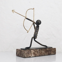Sculpture d'archer abstraite en bronze foncé et marbre, faite à la main, moderne et luxueuse, avec base en marbre, ornement décoratif de table
