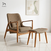 Fauteuil de salon en cuir EaseNeat pour hôtel, construction en bois massif, coussin moelleux avec repose-pieds