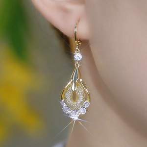 Boucles d'oreilles goutte d'eau en maille dorée plaqué or 14 carats, tendance, en alliage de zinc, avec cristaux, faites sur mesure pour femme - Product Image 3