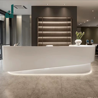 Bureau de réception ovale en bois laqué blanc moderne pour salon de beauté, hôtel, bureau - Design minimaliste avec rangement